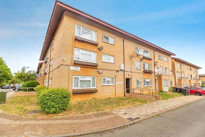 1 Bedroom Flat For Sale In Cleavers Avenue, Conniburrow, Milton Keynes, Buckinghamshire, MK14