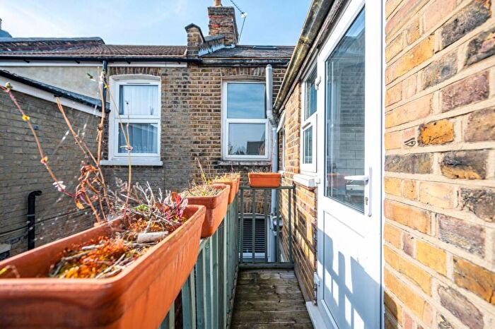 2 Bedroom Flat To Rent In Walton Road, Plaistow, London, E13
