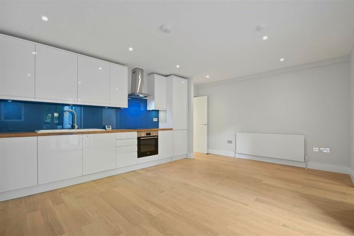 2 Bedroom Flat To Rent In Applegarth Road, Brook Green, London, W14