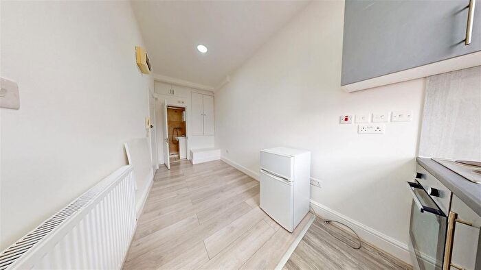 1 Bedroom Flat To Rent In Heathfield Park, Willesden Green, London, NW2