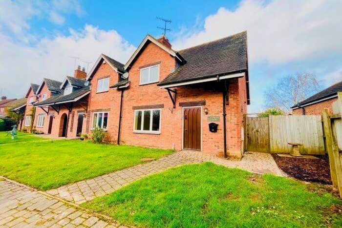 3 Bedroom Property To Rent In Swarbourn Court, Burton-On-Trent, DE13