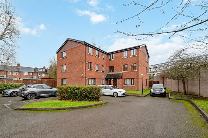 1 Bedroom Property For Sale In Birchwood Close, Morden, SM4