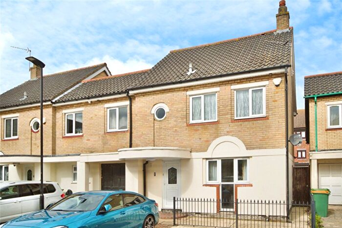 4 Bedroom Semi Detached House For Sale In Redstart Close, Beckton, London, E6