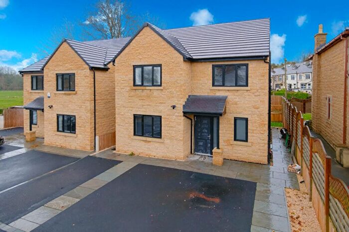 4 Bedroom Detached House For Sale In Bradford Road, Cottingley Bridge, Bingley, West Yorkshire, BD16