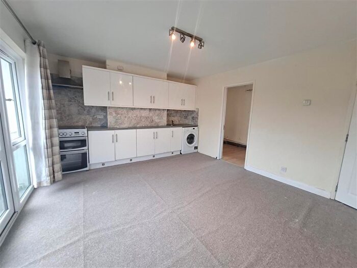 2 Bedroom Flat To Rent In Bennetts Gate, Hemel Hempstead, HP3