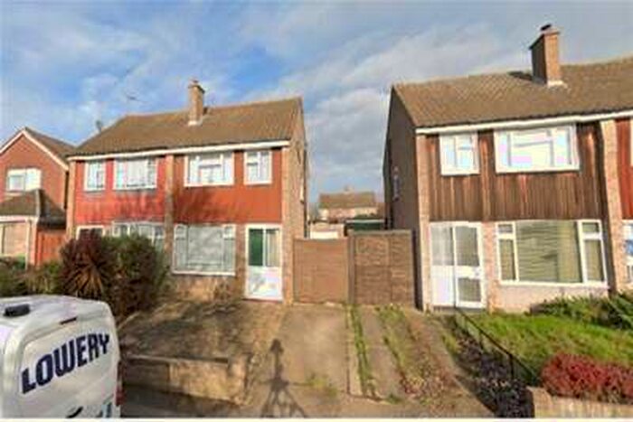 3 Bedroom House To Rent In Mendip Cresent, MK41