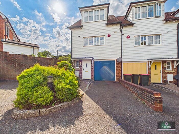 3 Bedroom Town House For Sale In Winter Gardens, Southgate, RH11