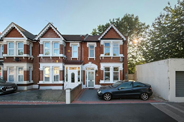 4 Bedroom Semi-Detached House For Sale In Richmond Road, Ilford, IG1