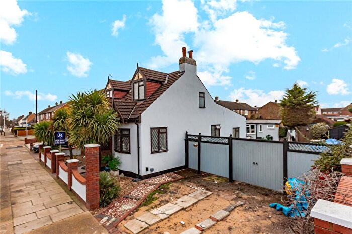 3 Bedroom Detached House For Sale In Cross Road, Mawneys, Romford, RM7