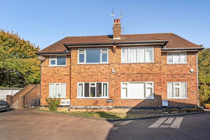 2 Bedroom Flat For Sale In Park Lodge, Friern Park, N12