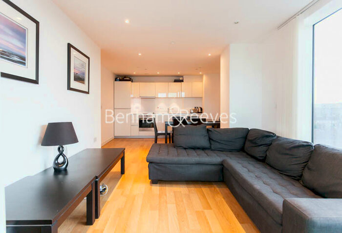 2 Bedroom Apartment To Rent In Woodberry Park, Highgate, N4