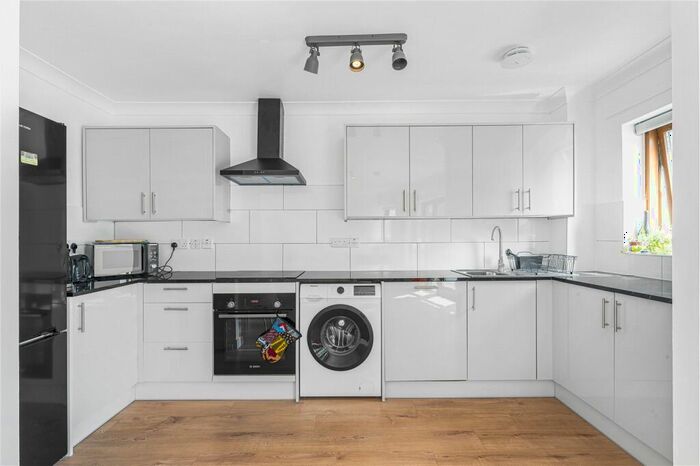 2 Bedroom Apartment To Rent In Brabazon Street, London, E14