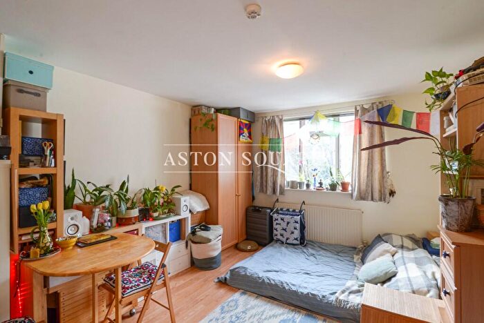 Studio To Rent In Beechcroft Avenue, London, NW11