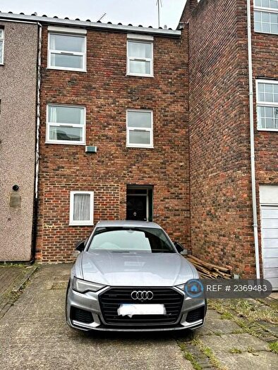 4 Bedroom Terraced House To Rent In Mimosa Close, Romford, RM3