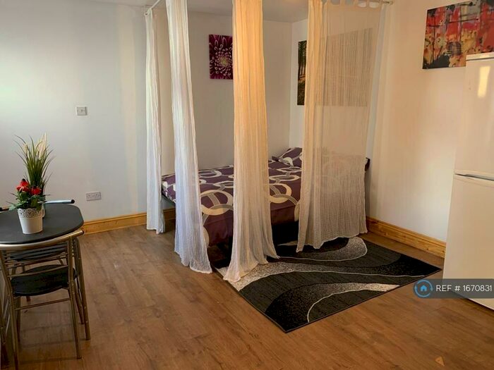 Studio To Rent In Hornsey Park Road, London, N8