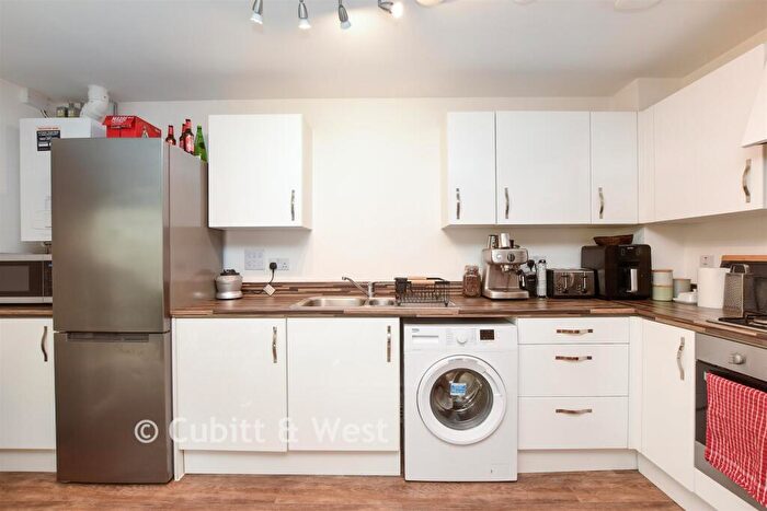2 Bedroom Apartment For Sale In Shetland Close, Cranleigh, Surrey, GU6