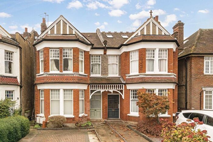 3 Bedroom Flat For Sale In Long Lane, Finchley, N3