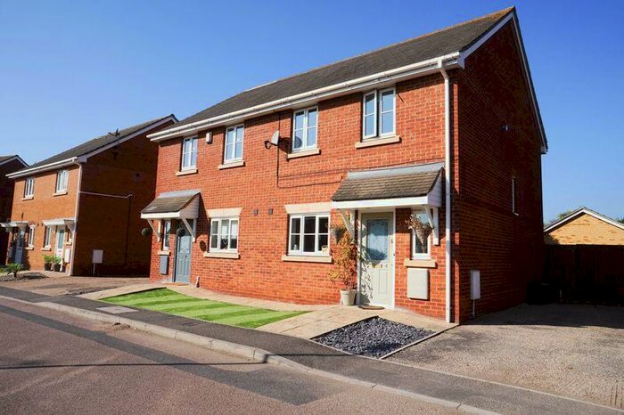 3 Bedroom Semi-Detached House To Rent In Azalea Mews, Canvey Island, SS8