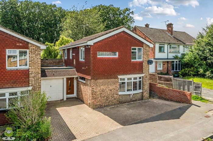 3 Bedroom Link Detached House For Sale In Pleasant Hill, Tadley, Hampshire, RG26