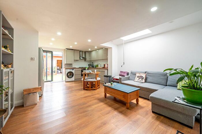 2 Bedroom Flat For Sale In Elsham Road, Leytonstone, London, E11