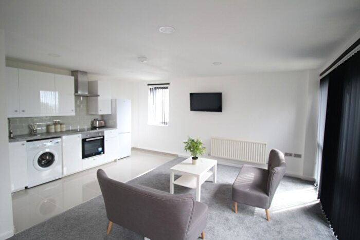 3 Bedroom Flat To Rent In Flat, - Clarendon Road, LS2