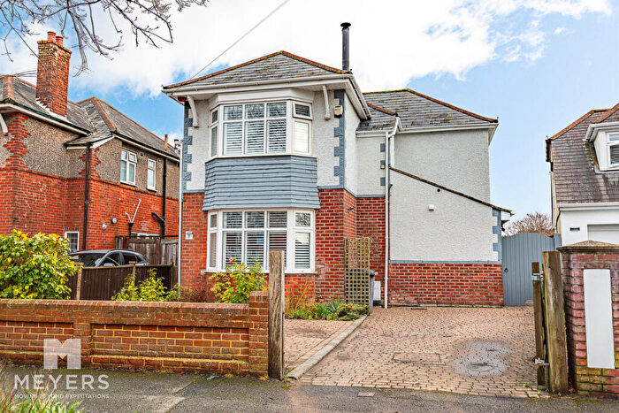 4 Bedroom Detached House For Sale In Broughton Avenue, Redhill, BH10