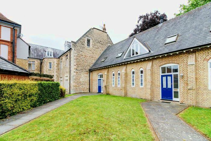 2 Bedroom Flat To Rent In Bennett Crescent, Oxford, OX4