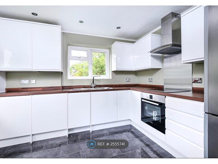 2 Bedroom Flat To Rent In Rydal Mount, Bromley, BR2