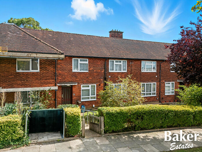 1 Bedroom Flat For Sale In Harbourer Road, Hainault, London, IG6