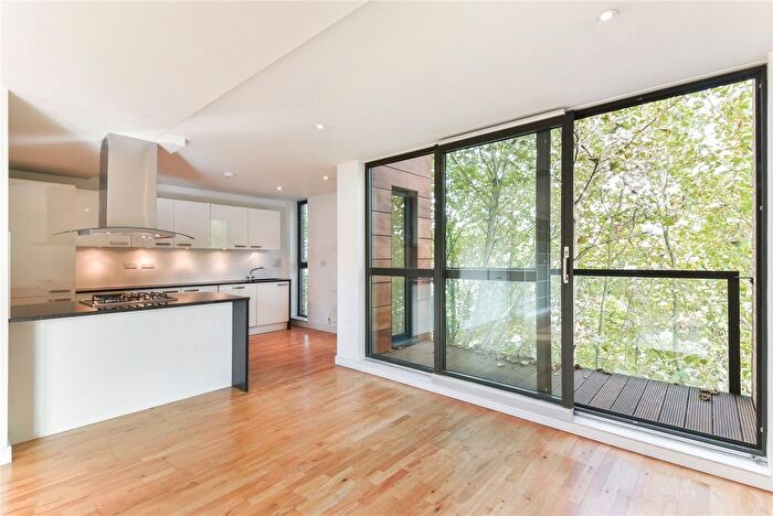 3 Bedroom Flat To Rent In King's Cross Road, London, WC1X