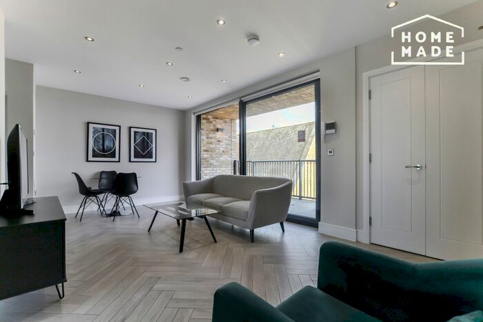 2 Bedroom Flat To Rent In Battersea Park Road, Battersea, SW8