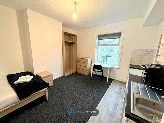 Studio To Rent In Rastrick, Brighouse, HD6