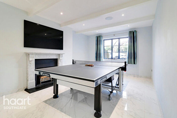 5 Bedroom Detached House For Sale In Hanyards Lane, Potters Bar, EN6