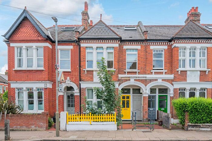 4 Bedroom Maisonette For Sale In Franciscan Road, Tooting Bec, London, SW17