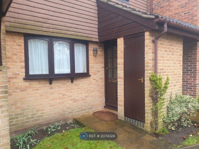 1 Bedroom Flat To Rent In Brooklands Road, Weybridge, KT13
