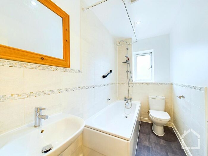 4 Bedroom Link Detached House To Rent In Heren Lane, Whitehouse, MK8