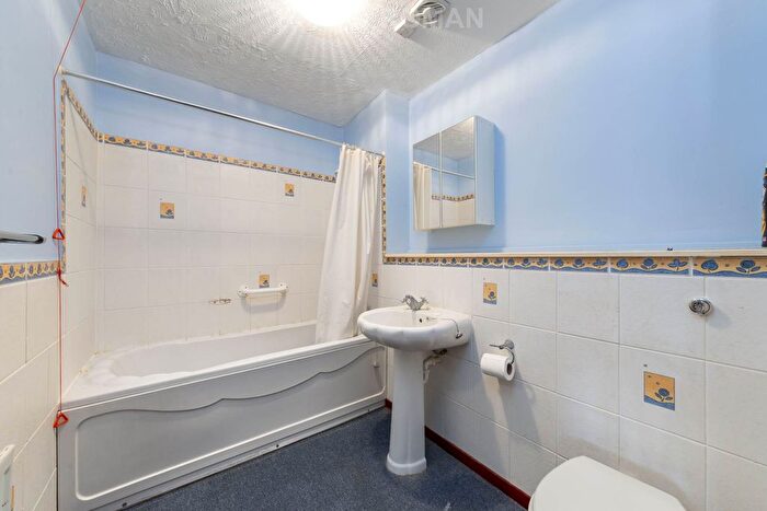 2 Bedroom Flat For Sale In Cloister House, Wimbledon, SW19