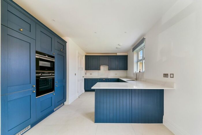 4 Bedroom Detached House To Rent In Lushington Drive, Barnet, EN4