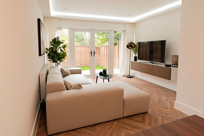 2 Bedroom Flat For Sale In Alexandra Drive, SE19