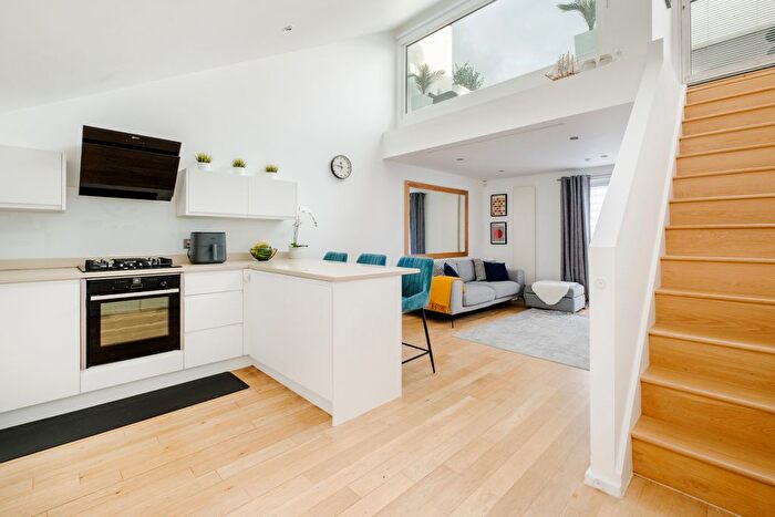 2 Bedroom Detached House For Sale In Coopers Yard, London, N1