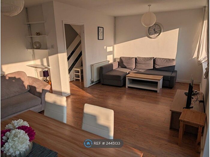 3 Bedroom End Of Terrace House To Rent In Boston Manor Road, Brentford, TW8