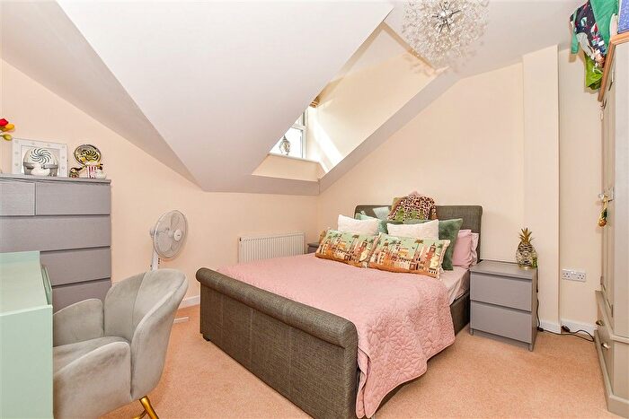 2 Bedroom Flat For Sale In Albert Road, Tonbridge, Kent, TN9