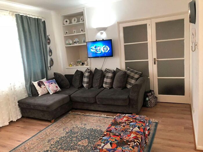 2 Bedroom Flat To Rent In Garrick Court, Garrick Drive, Hendon, NW4