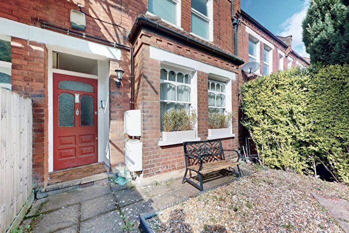 4 Bedroom Flat To Rent In Crewys Rd, Childs Hill, NW2