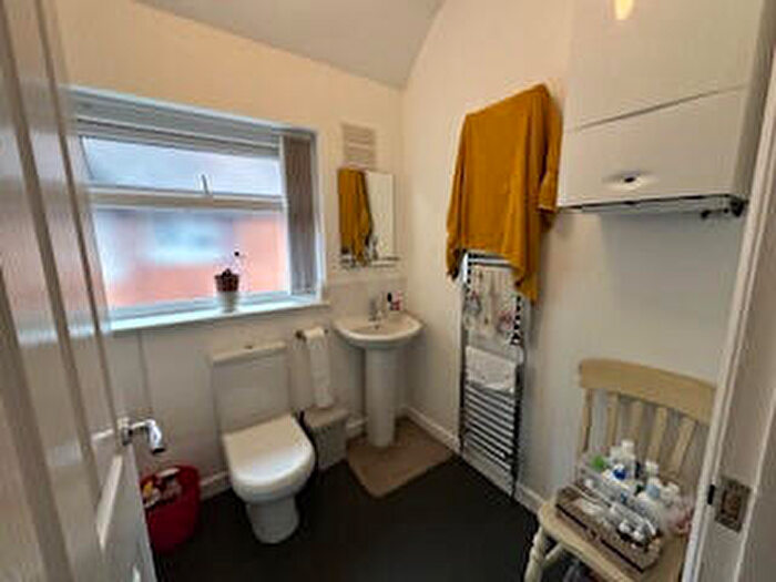 2 Bedroom Apartment To Rent In Stratford Road, Solihull, West Midlands, B90
