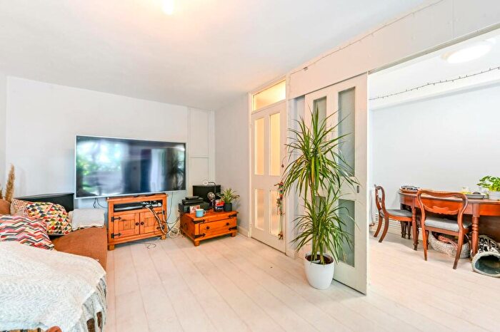 3 Bedroom Flat To Rent In Marquess Road, Islington, London, N1