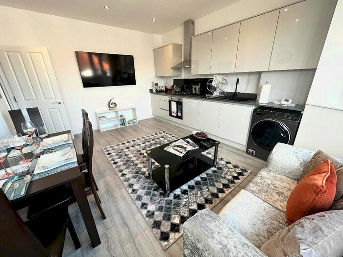 2 Bedroom Flat To Rent In Tower Road, Orpington, Kent, BR6