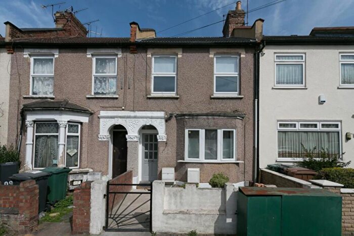 2 Bedroom Flat To Rent In Roberts Road, Walthamstow, E17