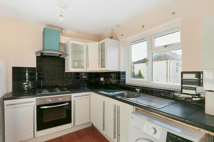 2 Bedroom Flat To Rent In Holmesdale Road, London, SE25