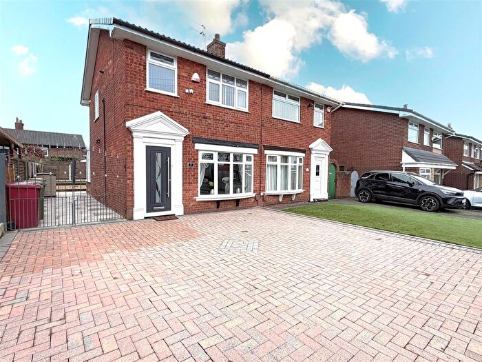 3 Bedroom Semi Detached House For Sale In Stanley Close, Westhoughton, Bolton, BL5